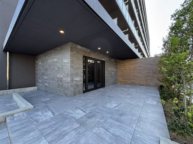 16/23 エントランス