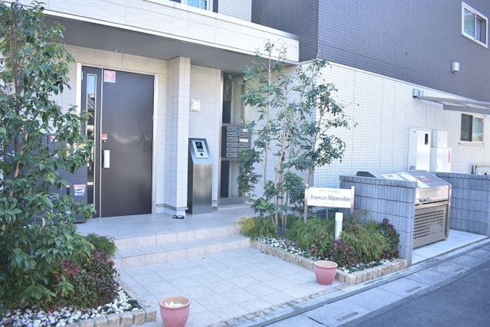 16/19 エントランス