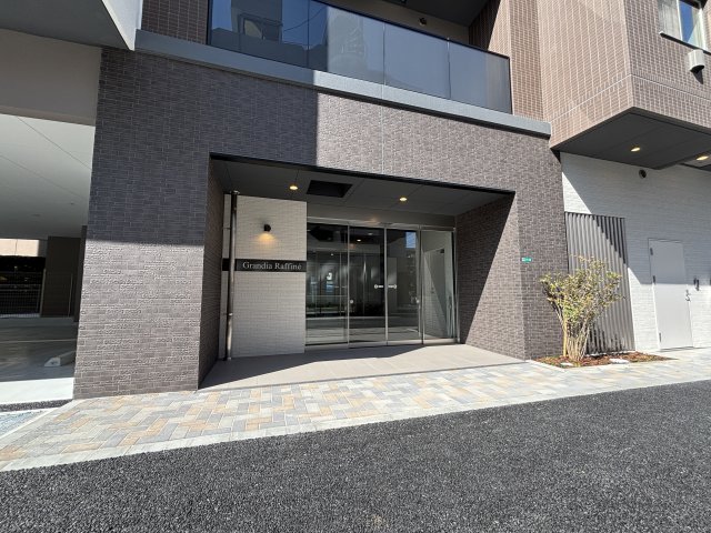 26/28 エントランス