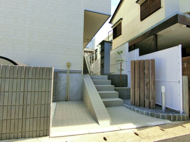 23/23 エントランス