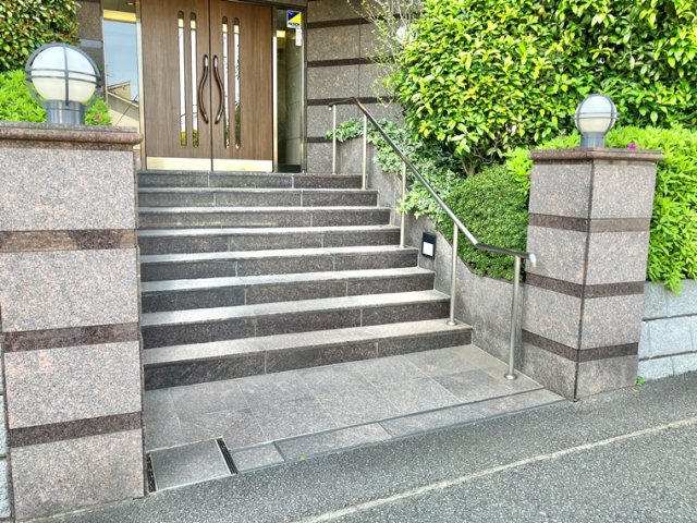 16/16 エントランス