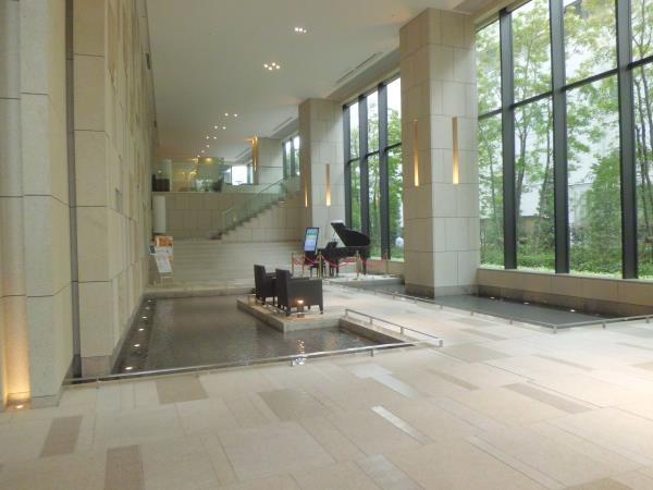 18/19 エントランス