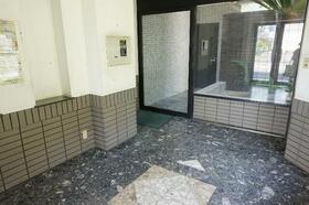 16/16 エントランス