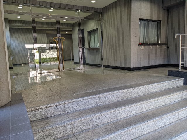 18/27 エントランス