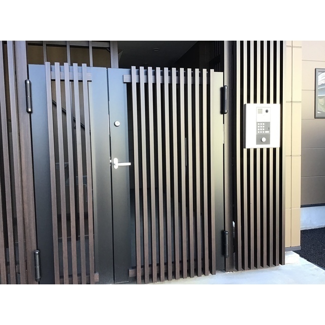 23/23 エントランス