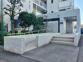 16/16 エントランス