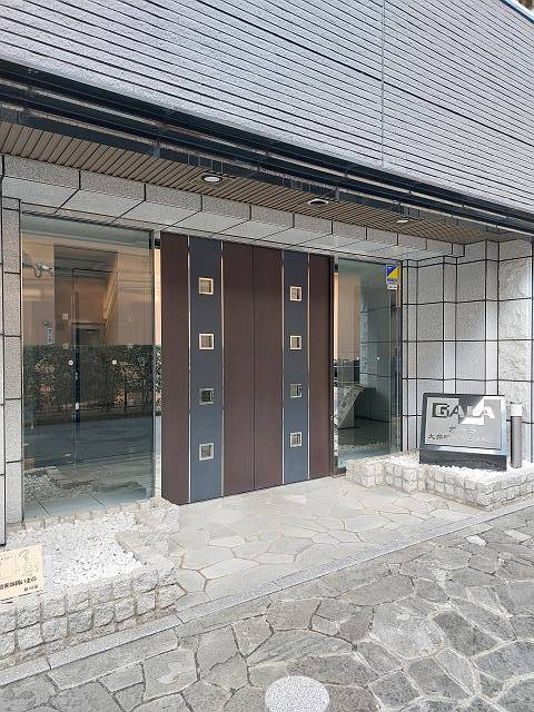 23/28 エントランス