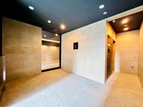 27/30 エントランス