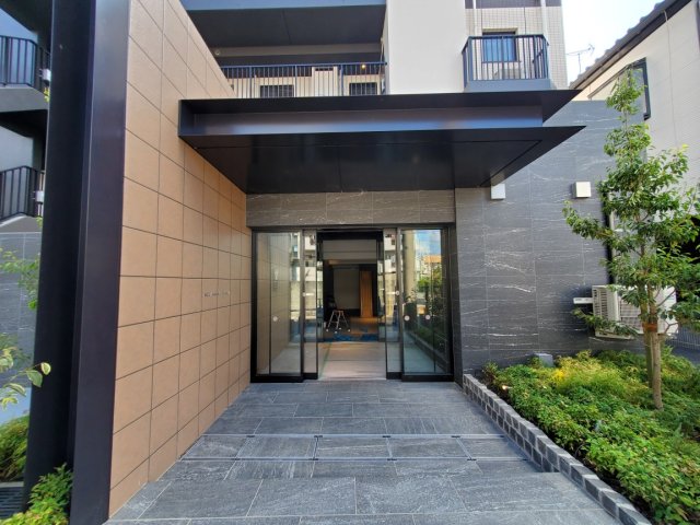 21/22 エントランス