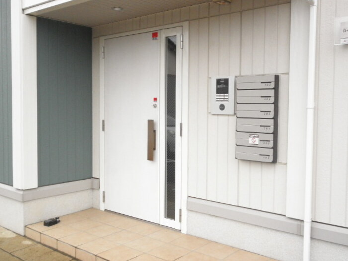 19/27 エントランス