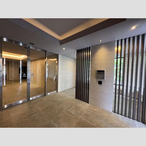 5/5 エントランス