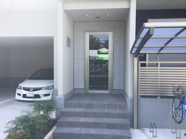 23/27 エントランス