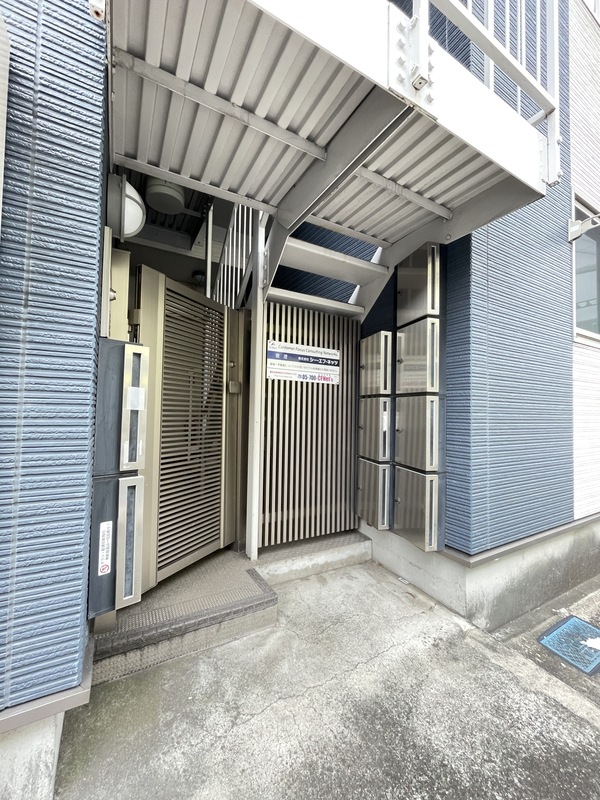 22/23 エントランス