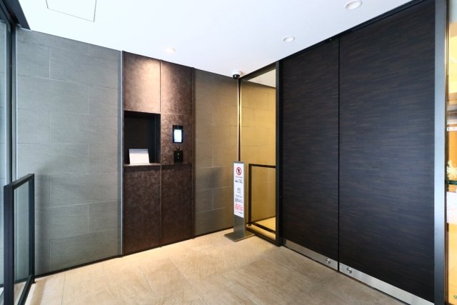 27/28 エントランス