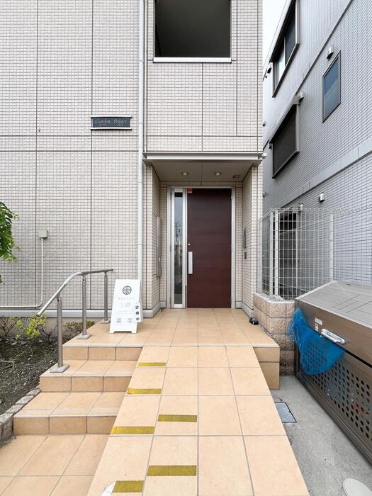 5/5 エントランス