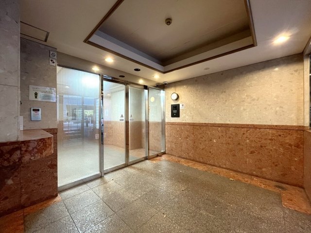 16/21 エントランス