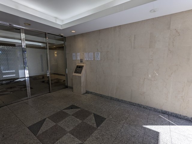 16/23 エントランス