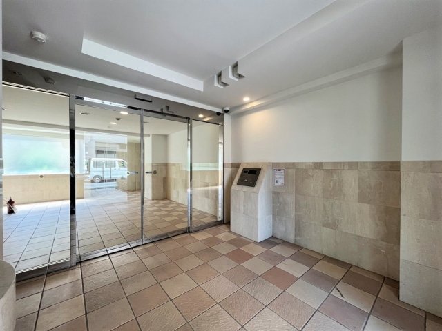 26/27 エントランス