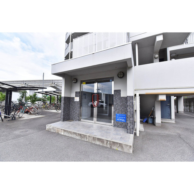 13/16 エントランス