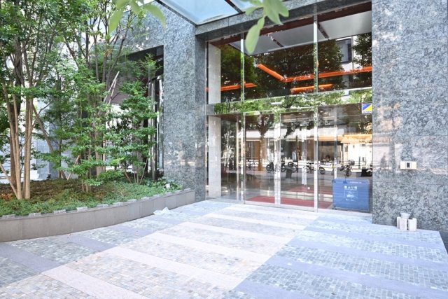 16/23 エントランス