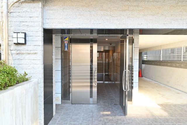 18/27 エントランス