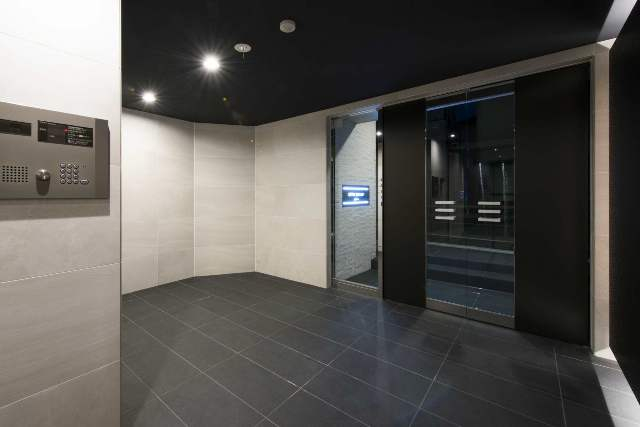 23/28 エントランス