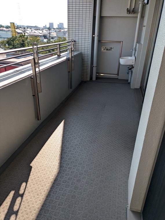 13/18 バルコニー