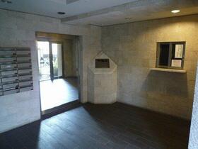 16/16 エントランス