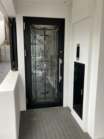 16/16 エントランス