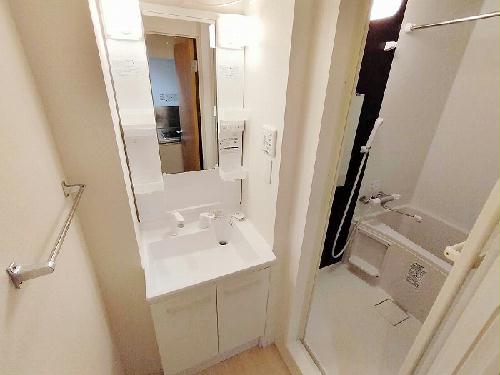 13/18 エントランス