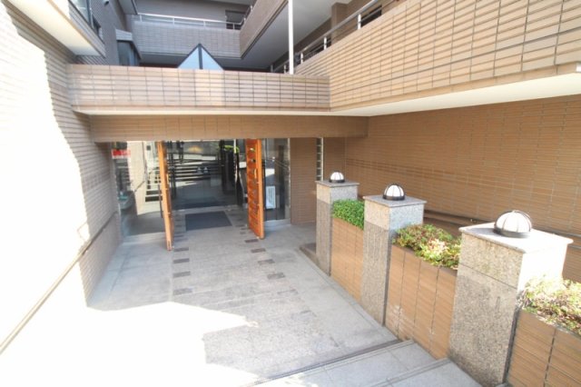 16/19 エントランス