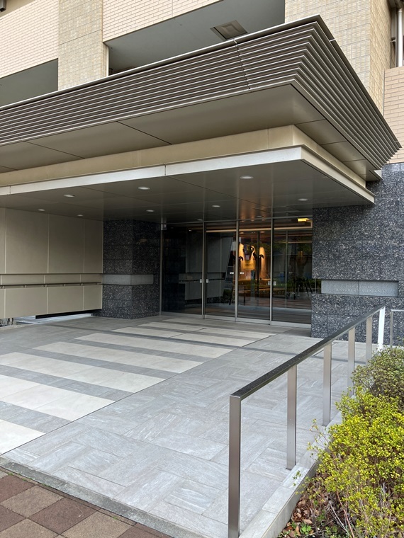 16/16 エントランス