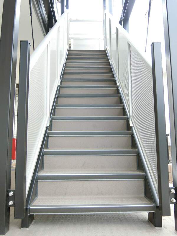 23/27 エントランス