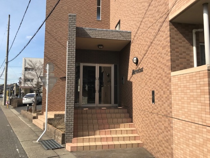 16/16 エントランス