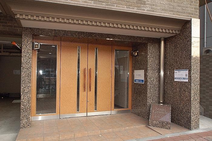 16/19 エントランス