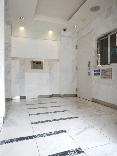 27/28 エントランス