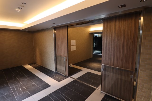 16/17 エントランス