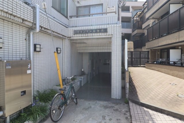 23/30 エントランス