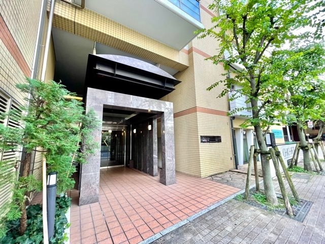 18/19 エントランス