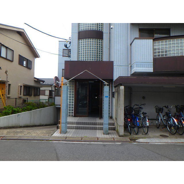 24/30 エントランス