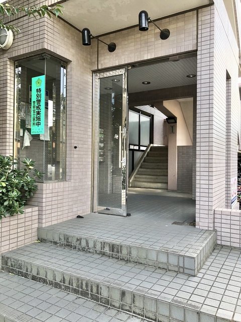 18/21 エントランス