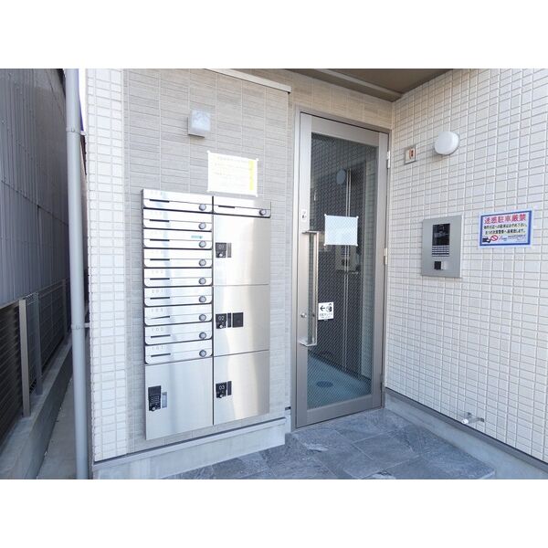 16/16 エントランス