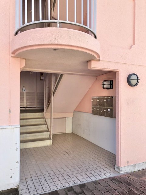 23/28 エントランス