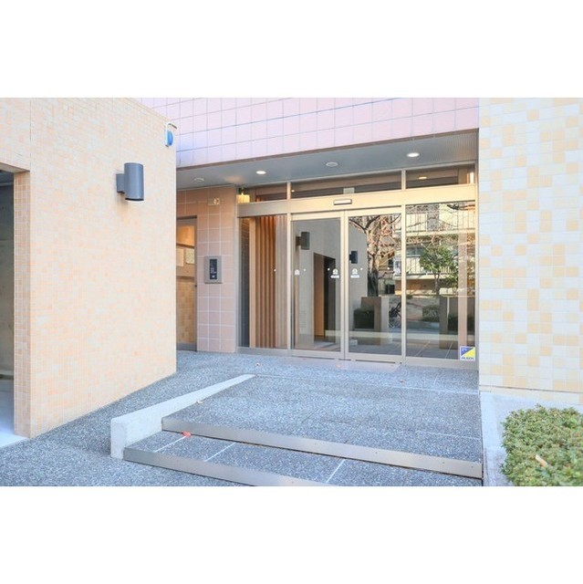 26/27 エントランス