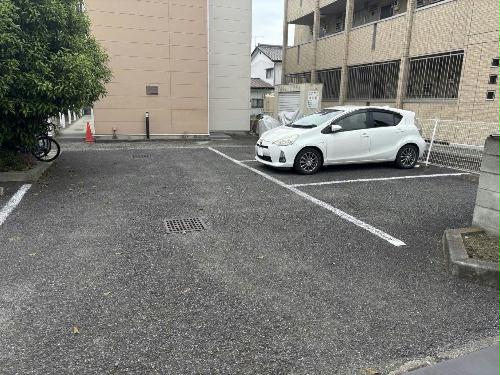 13/13 駐車場