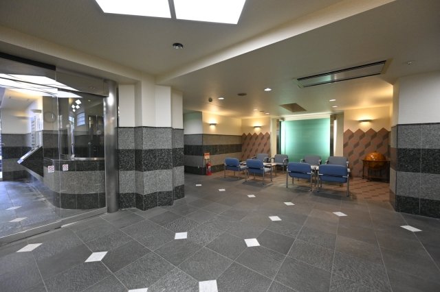 24/25 エントランス