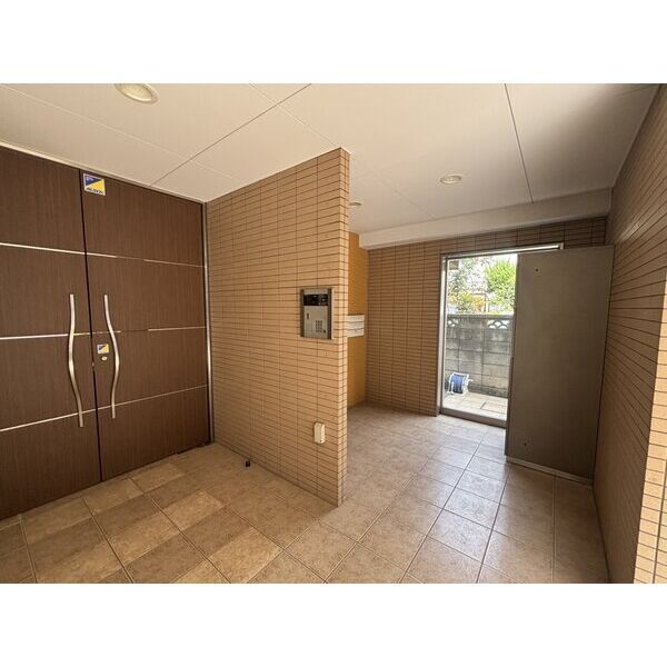 5/5 エントランス