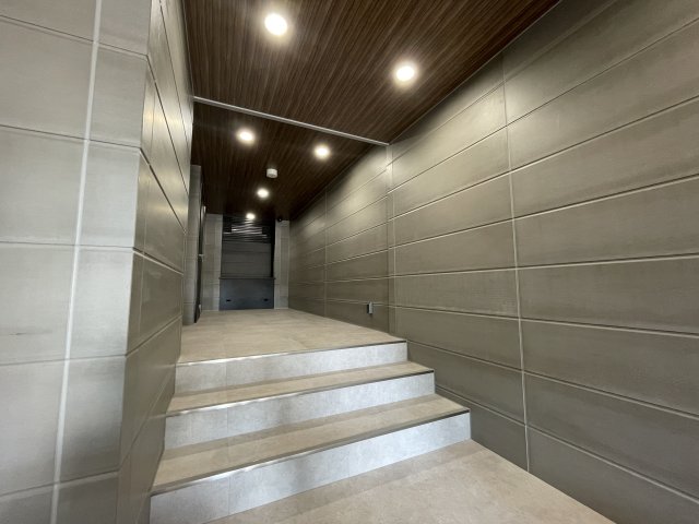 26/27 エントランス