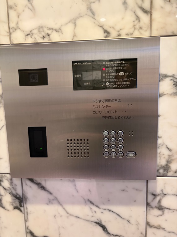 5/5 エントランス