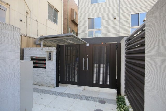 23/24 エントランス